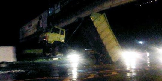 2 Truk nyangkut di Tol Jagorawi dan Cipularang