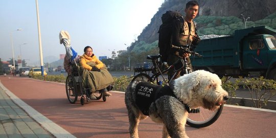 Pacar setia ajak jalan-jalan kekasih lumpuh keliling China