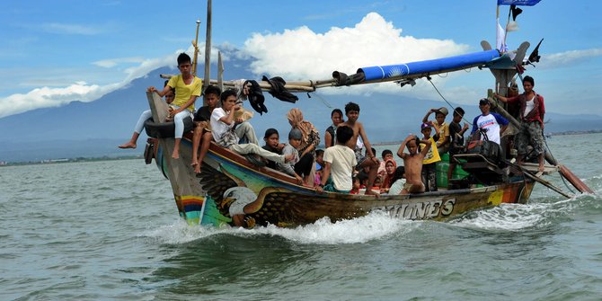 Perahu Arjuna mati mesin 13 nelayan  terombang ambing di  