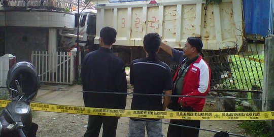 Rem blong, fuso muatan kontainer tabrak rumah & tewaskan sopir