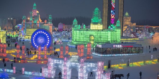 Mengunjungi kemegahan istana es di Harbin