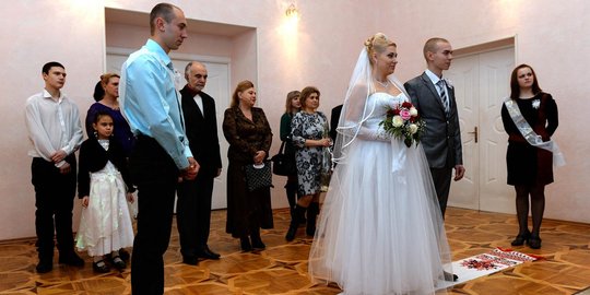 Imbas konflik, warga Ukraina nikah di kantor sipil pro-Rusia