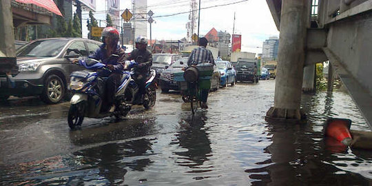 Banjir di Gunung Sahari akibatkan jalan rusak dan macet parah