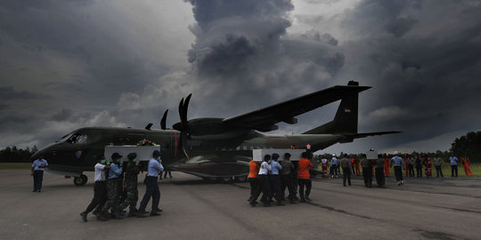 Awan hitam iringi pengiriman jenazah korban AirAsia ke Surabaya