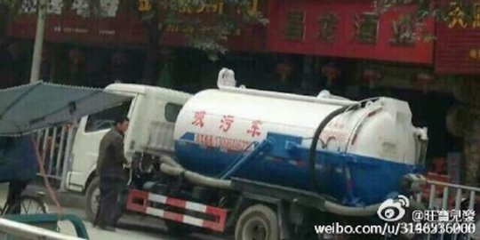 Tragis dan bau, mobil penyedot tinja meledak di China