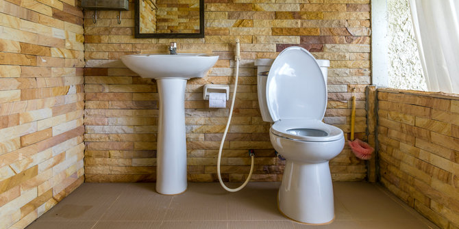 Ini 5 bahaya penggunaan toilet duduk  merdeka com