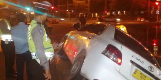 Taksi Express nyaris nyemplung di kolam Jalan MH Thamrin