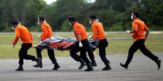 Protes keluarga penumpang selama misi pencarian AirAsia