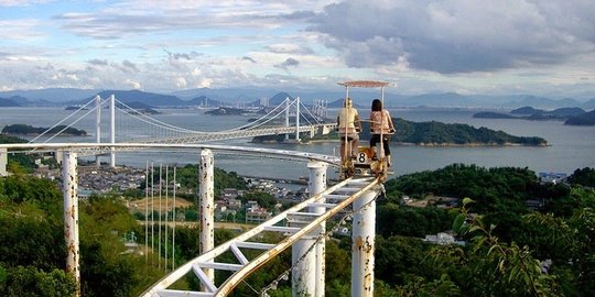 Serunya roller coaster bertenaga manusia di Okayama, Jepang