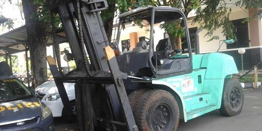 Saat ditabrak forklift, korban tengah asyik telepon