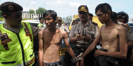 Bawa pisau, 2 pemuda ditelanjangi dan diikat gesper oleh polisi