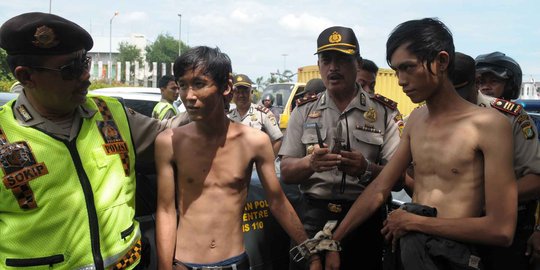 Tertangkap bawa pisau, dua preman ditelanjangi polisi