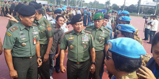 Kunjungi lokasi pencarian AirAsia, Panglima TNI naik heli AS