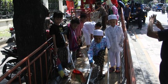 Perangi vandalisme, siswa di Solo bersihkan halte BST