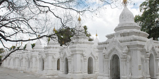 Ini buku 'terluas' di muka bumi yang tersimpan di pagoda Myanmar