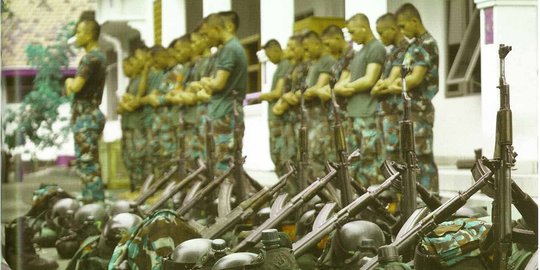 Pasukan Kopaska tetap salat berjemaah di tengah latihan berat