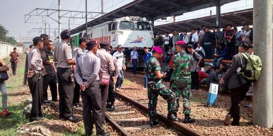 Tak dapat tiket, penumpang blokir rel stasiun Tambun 2,5 jam