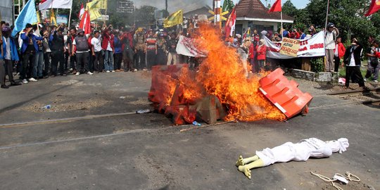 Ini penjelasan PT KAI soal blokir rel di Tambun