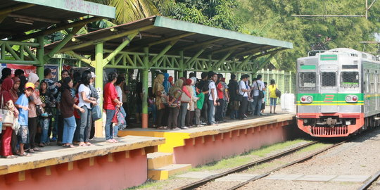 Pria teriak KRL akan tabrakan, penumpang panik pecahkan kaca