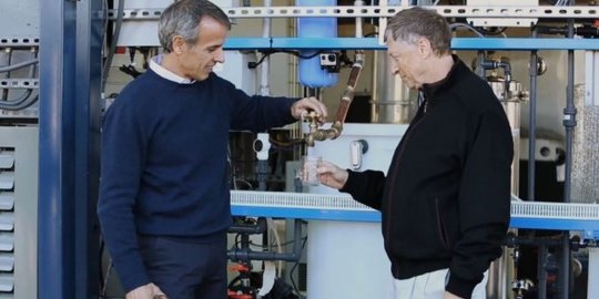 Demi teknologi, Bill Gates rela minum air dari kotoran manusia