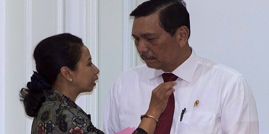 Momen mesra Menteri Rini dengan Luhut di sidang kabinet