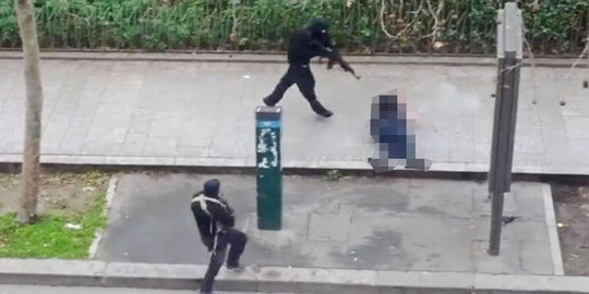 Penyerang tabloid Charlie Hebdo tembak polisi dari jarak dekat