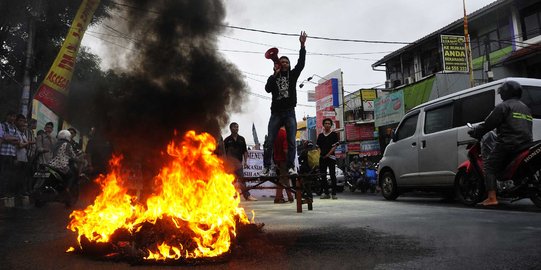 Warga demo bakar ban di Jalan Dewi Sartika, lalu lintas macet