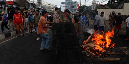 Tolak digusur, warga blokir jalan Dewi Sartika Cililitan