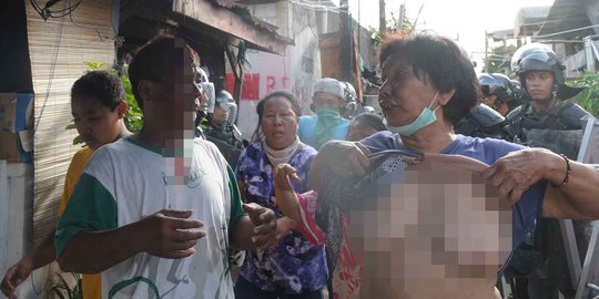 Lawan TNI, ibu-ibu korban gusuran di Cililitan pamer payudara