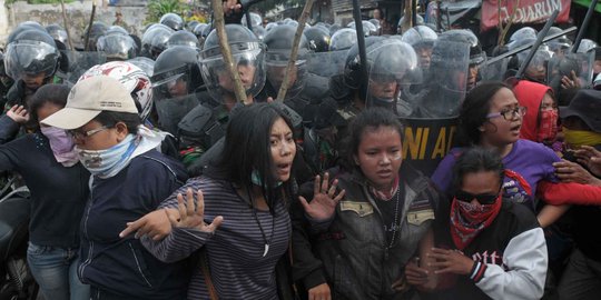 Penggusuran ricuh, Pasukan TNI AD terobos barikade ibu-ibu