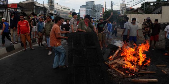 Hadang TNI, warga Kompleks Batalyon Siliwangi blokir jalan