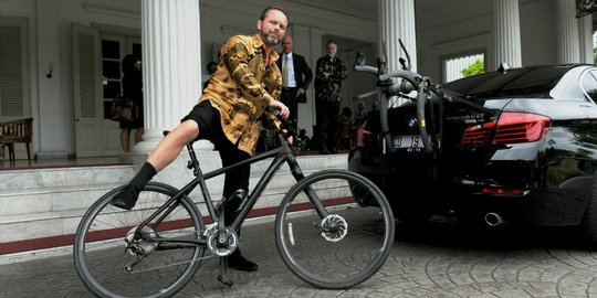 Gaya unik Duta Besar Norwegia bersepeda atasi macet di Jakarta