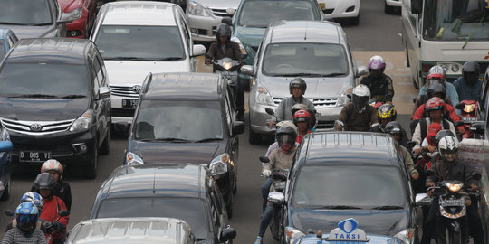 Jalur larangan motor diperluas, Ahok akan awasi pajak mobil