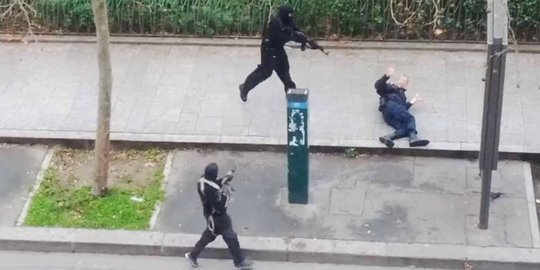 Ini aksi pelaku serangan kantor Charlie Hebdo bantai polisi