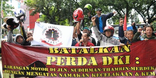 Tolak pelarangan motor, tukang ojek geruduk kantor DPRD DKI