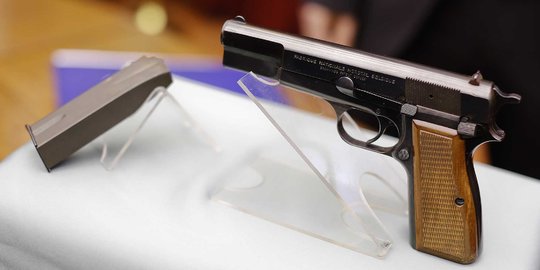 Mendarat di Bali, kakek asal Swiss tertangkap bawa pistol