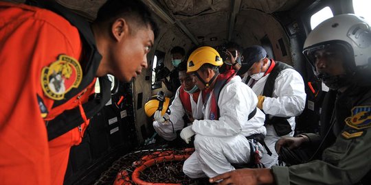 2 Jenazah pria dan wanita korban AirAsia dikirim ke Surabaya