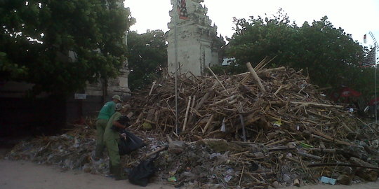 Turis asing narsis di gunung sampah Pantai Kuta, 'wow fantastis'