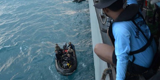 Cari black box, Basarnas ingin ekor AirAsia segera diangkat