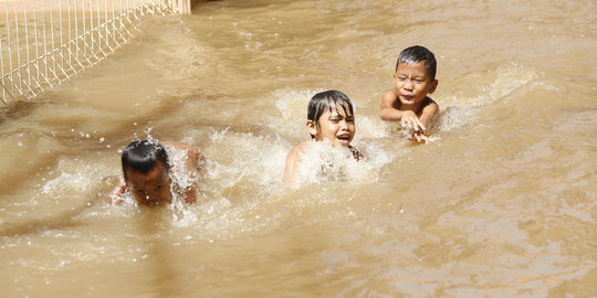 Belasan ribu karung pasir disiapkan cegah banjir di Jakut