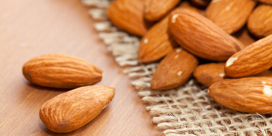 Singkirkan lemak di perut dengan segenggam kacang almond