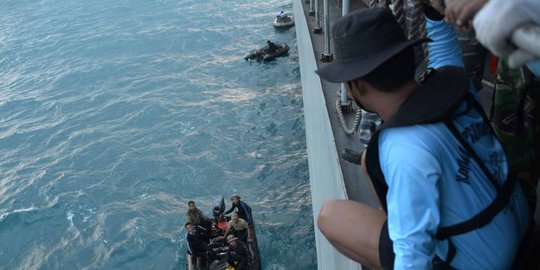 Basarnas duga black box AirAsia terendam lumpur di dasar laut