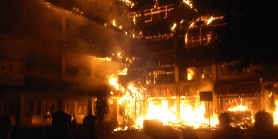 Rumah di Kebon Kacang terbakar, 19 unit Damkar diturunkan