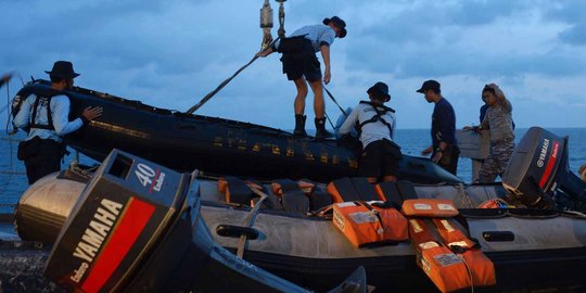 Angkat ekor AirAsia, Basarnas tambah penyelam dan balon apung