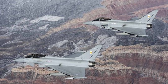 Aksi jet militer Inggris latihan tempur di atas Grand Canyon