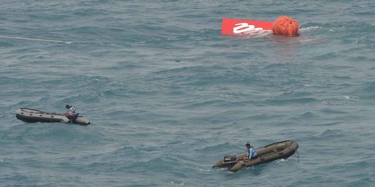 Black box tidak ada di ekor AirAsia, diduga terpendam lumpur