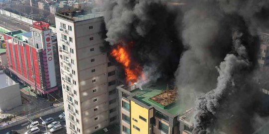 Kebakaran dahsyat lahap apartemen, 3 tewas & 101 luka-luka