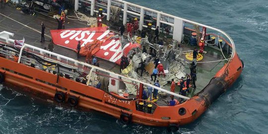 Detik-detik pengangkatan ekor pesawat AirAsia dari dasar laut