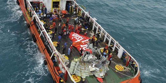 Ekor pesawat AirAsia QZ8501 ditunda dibawa ke Teluk Kumai