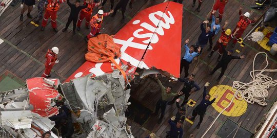 3 Kapal deteksi black box AirAsia, penyelam kembali diterjunkan